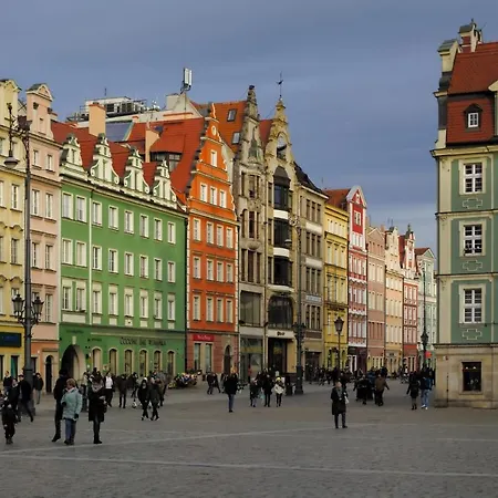 Amik Apartament-night View アパート ヴロツワフ